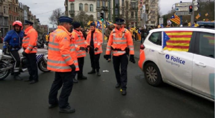 La Policía belga luce esteladas en sus coches