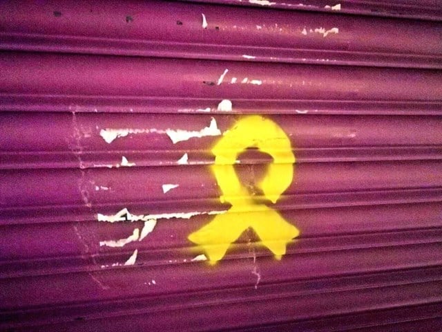 Lazo amarillo pintado en la tienda de la madre de Albert Rivera