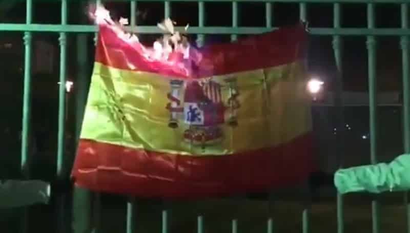 Quema de una bandera de España por parte de Arran
