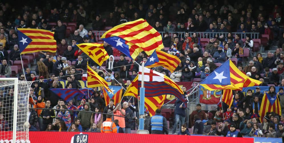Imagen de las gradas del Camp Nou con banderas independentistas