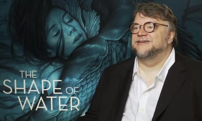 El director Guillermo del Toro con el cartel de 'La forma del agua'
