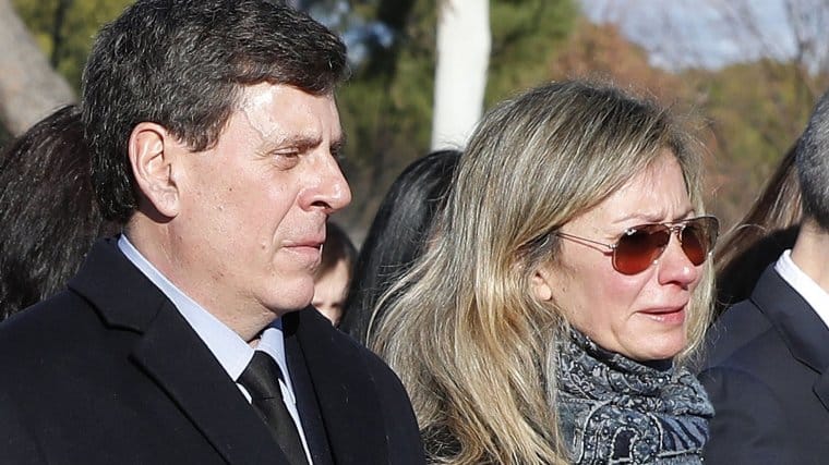 Juan Carlos Quer y Diana López-Pinel, padres de Diana Quer, en el entierro de su hija