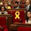 Lazos amarillos en algunos escaños del Parlament