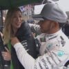 Una de las azafatas de parrilla de la Fórmula 1, con Hamilton