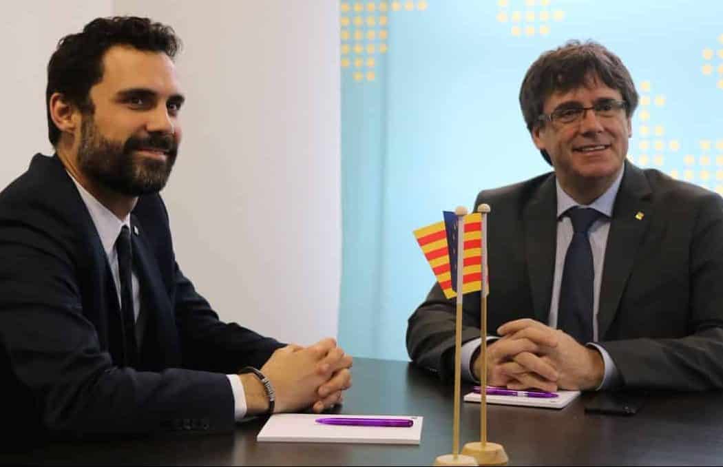 Roger Tiorrent y Carles Puigdemont al inicio de su reunión