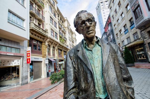La estatua de Woody Allen en Oviedo