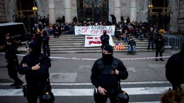 Manifestantes independentistas sentados en la sede del Tribunal Superior de Justicia de Cataluña