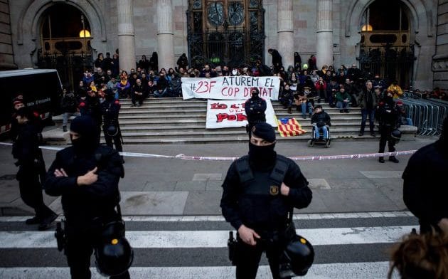 Manifestantes independentistas sentados en la sede del Tribunal Superior de Justicia de Cataluña