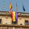 Una bandera republicana en la fachada del Ayuntamiento de Castellón