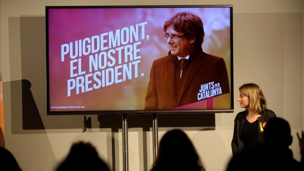 Elsa Artadi y Cales Puigdemont, en pantalla, en un acto de la campaña de JxCat