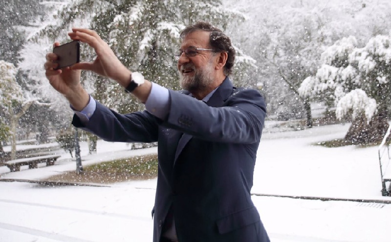 Mariano Rajoy haciendo un 'selfie' durante la nevada en Madrid