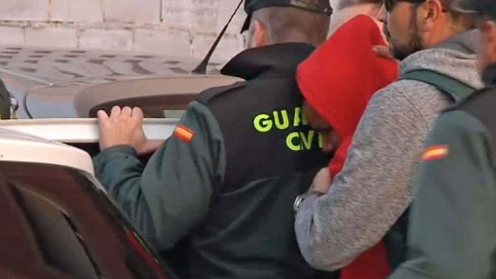 Agentes de la Guardia Civil conducen a Ana Julia Quezada al coche policial