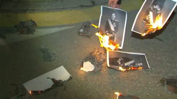 Un centenar de personas quema fotos del Rey en las puertas del Ayuntamiento de Banyoles (Gerona).