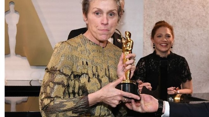 Frances McDormand con su Oscar por 'Tres anuncios en las afueras'