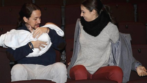 Pablo Iglesias e Irene Montero con el hijo de Carolina Bescansa