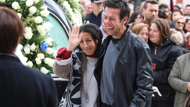 Los padres de Gabriel, rotos de dolor en el funeral de su hijo