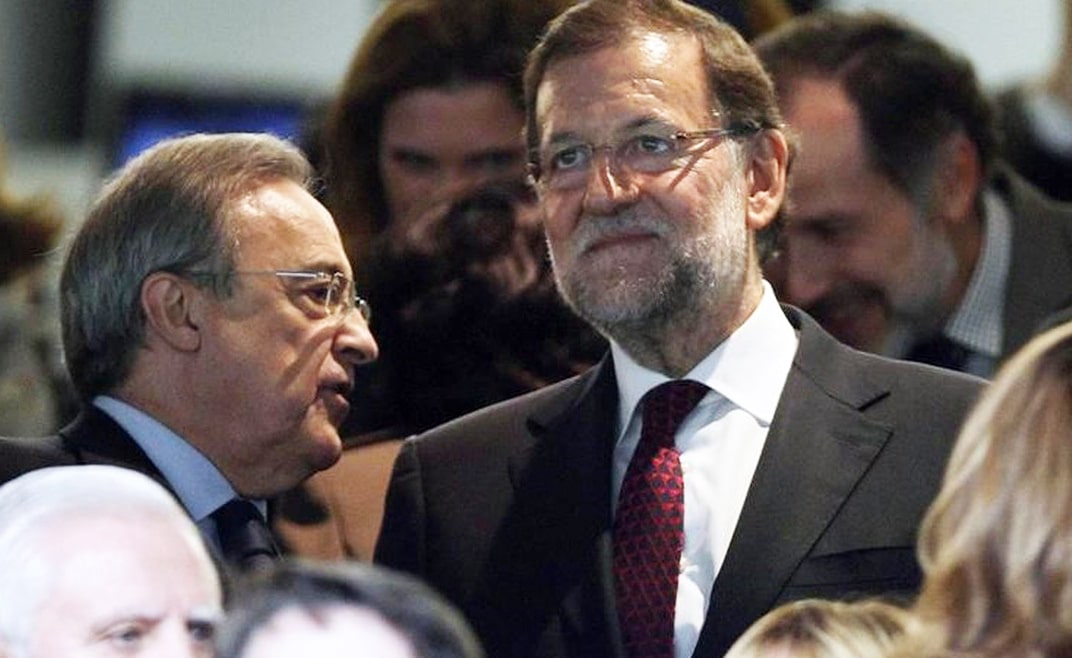 Mariano Rajoy junto a Florentino Pérez en el palco durante un partido del Real Madrid