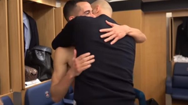 Zinedine Zidane y Lucas Vázquez se abrazan en el vestuario