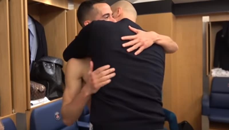 Zinedine Zidane y Lucas Vázquez se abrazan en el vestuario