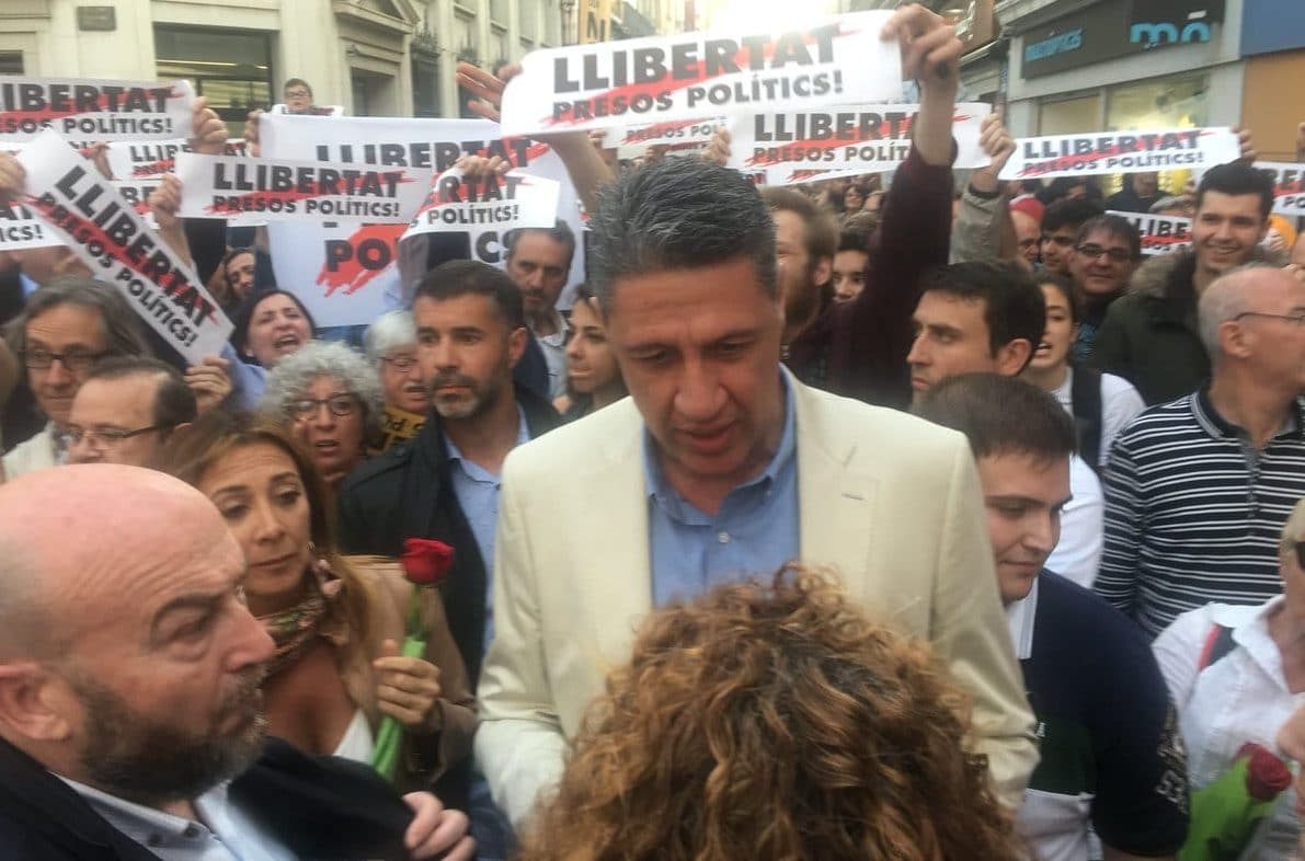 Xavier García Albiol repartiendo rosas en Badalona y acosado por independnetistas