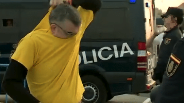 Un aficionado quitándose la camiseta amarilla por orden de la Policía