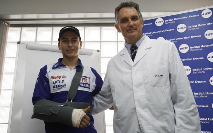 El doctor Xavier Mir con el piloto Jorge Lorenzo