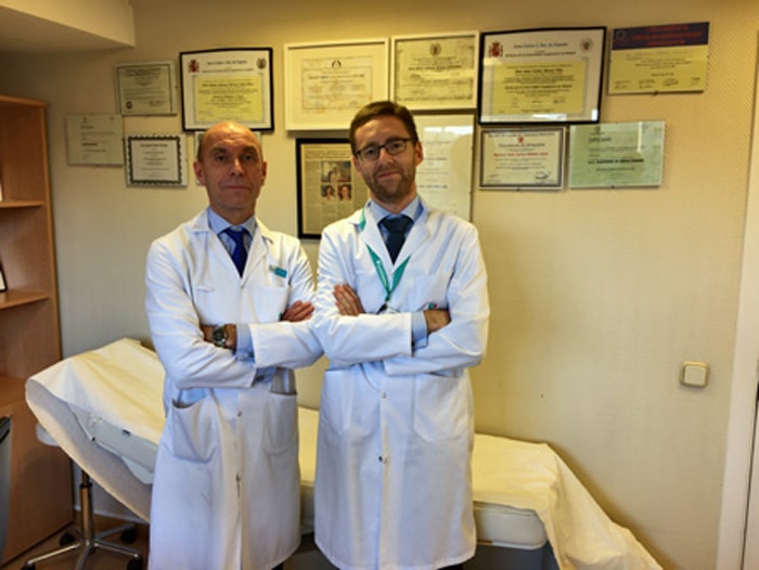 A la izquierda, el Dr. Meneu, a la derecha, el Dr. Gómez