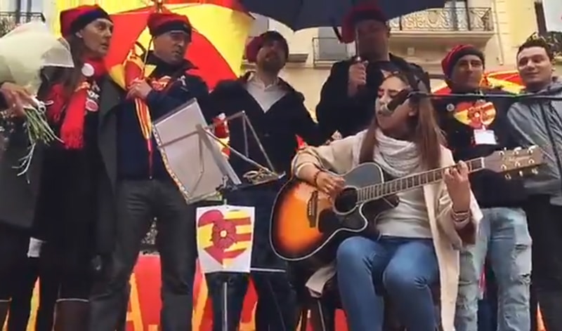 Interpretación del himno de España de Marta Sánchez en catalán
