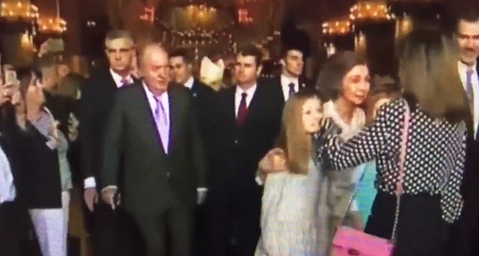 Momento del rifirrafe entre la Reina Letizia y la Reina Sofía