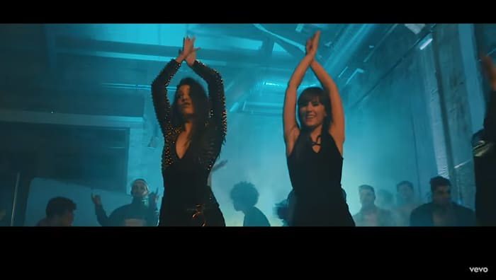 Aitana y Ana Guerra en el vídeo de 'Lo Malo'