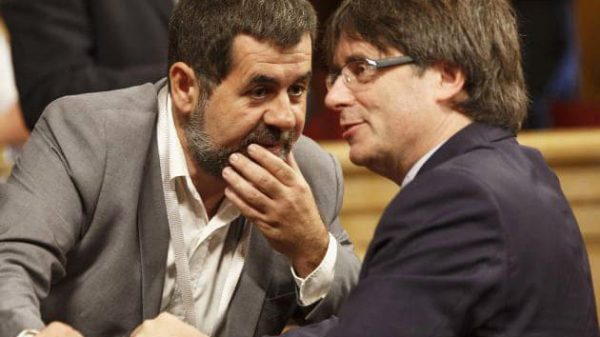 Jordi Sànchez y Carles Puigdemont en el Parlament