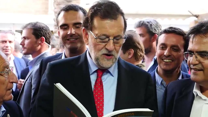 Rajoy leyendo