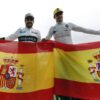 Fernando Alonso y Carlos Sainz posan con la bandera española en Montmeló