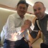 Andrés Iniesta y Hiroshi Mikitani rumbo a Japón