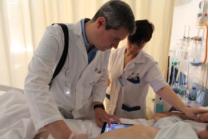 El radiólogo Julio Contreras realizando una ecografía abdominal