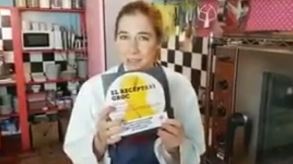 Ada Parellada mostrando el libro 'El receptari groc'