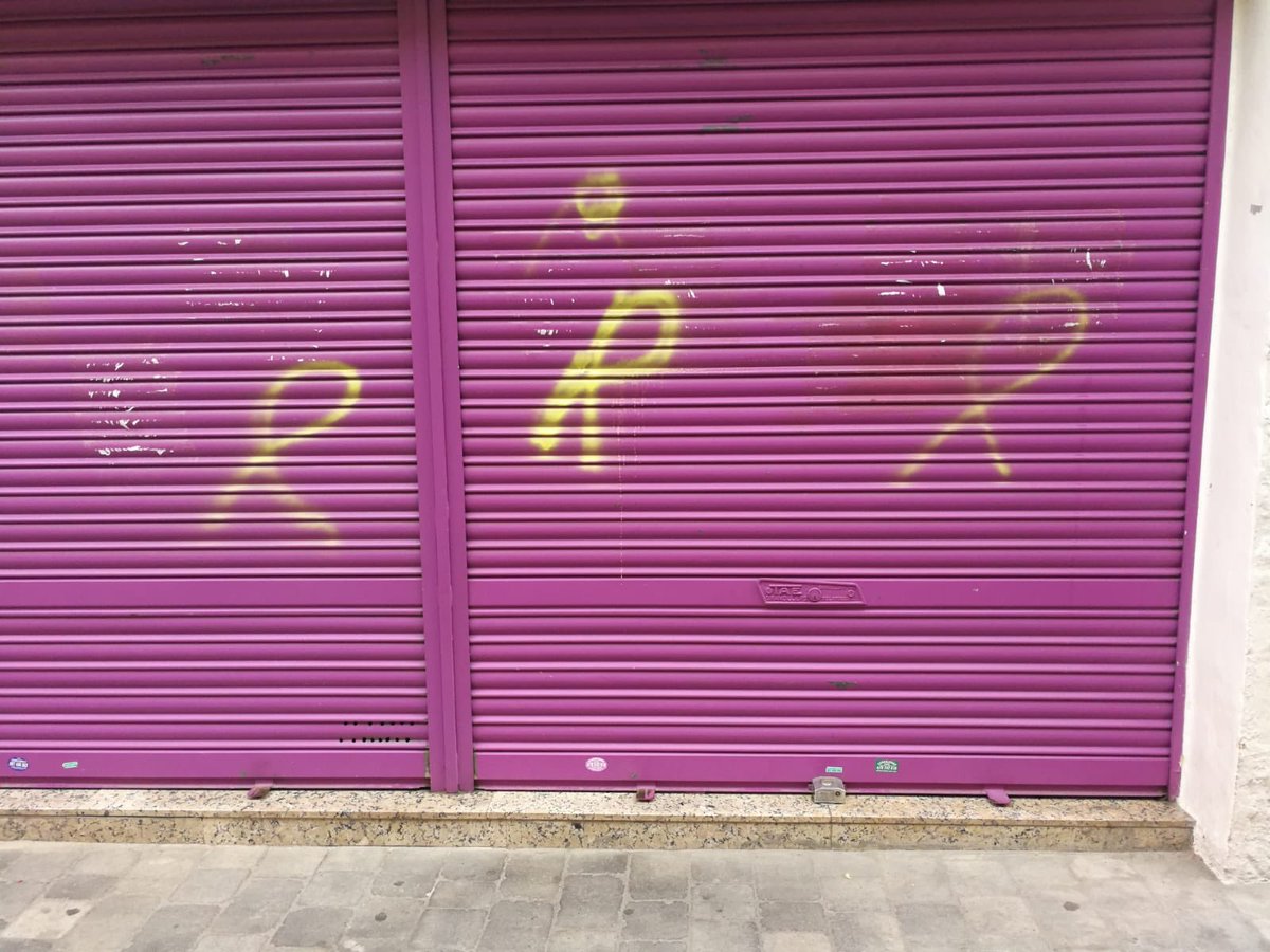 La tienda de los padres de Albert Rivera con pintadas de lazos amarillos