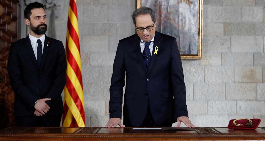Quim Torra durante la toma de posesión como presidente de la Generalitat, con Roger Torrent, presidente del Parlament, a su lado