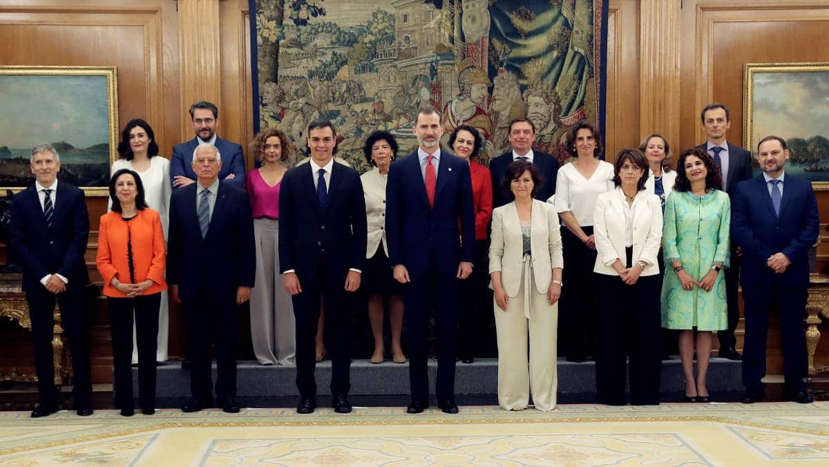 Foto de familia de los nuevos ministros y ministras con el Rey