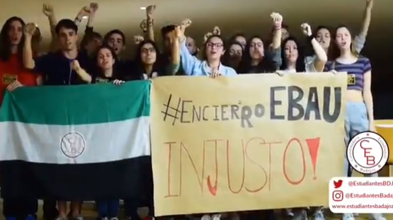 Estudiantes extremeños protestando en el campus de Badajoz por la repetición de la EBAU