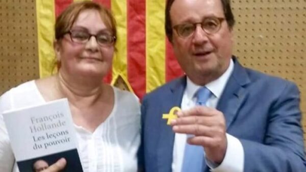 Françoise Hollande posa con el lazo amarillo y una bandera catalana