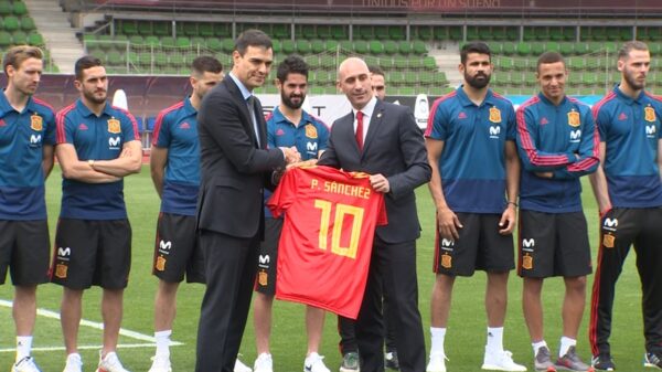 Pedro Sánchez junto a Luis Rubiales durante su visita a la selección española
