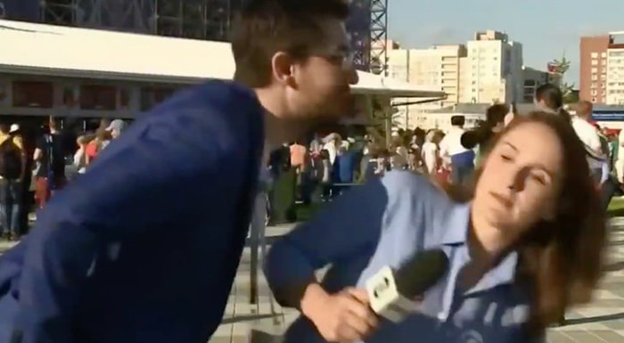 Una periodista se zafa de un aficionado