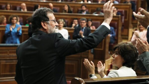 Mariano Rajoy agradece los aplausos a los diputados del PP