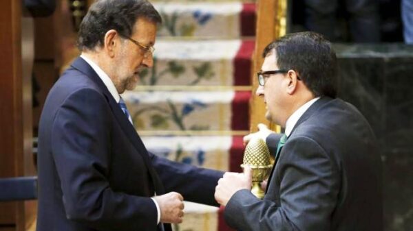 Mariano Rajoy y Aitor Esteban hablando en el Congreso