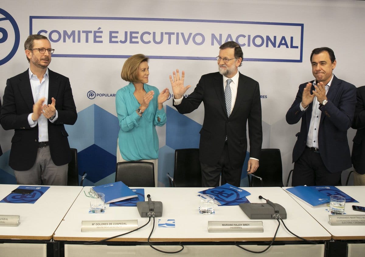 Rajoy recibe el aplauso de sus compañeros al llegar al Comité Ejecutivo Nacional
