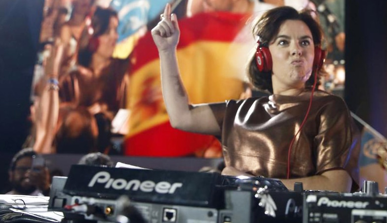 Soraya Sáenz de Santamaría haciendo de DJ en una celebración electoral en Génova