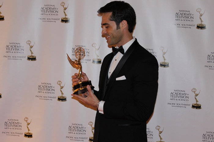 Antonio Texeira con su Emmy