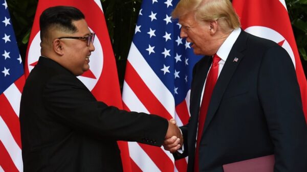 Histórico apretón de manos entre Kim Jong Un y Donald Trump