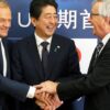 Donald Tusk, Shinzo Abe y Jean-Cleaude Juncker durante el acto de firma del acuerdo